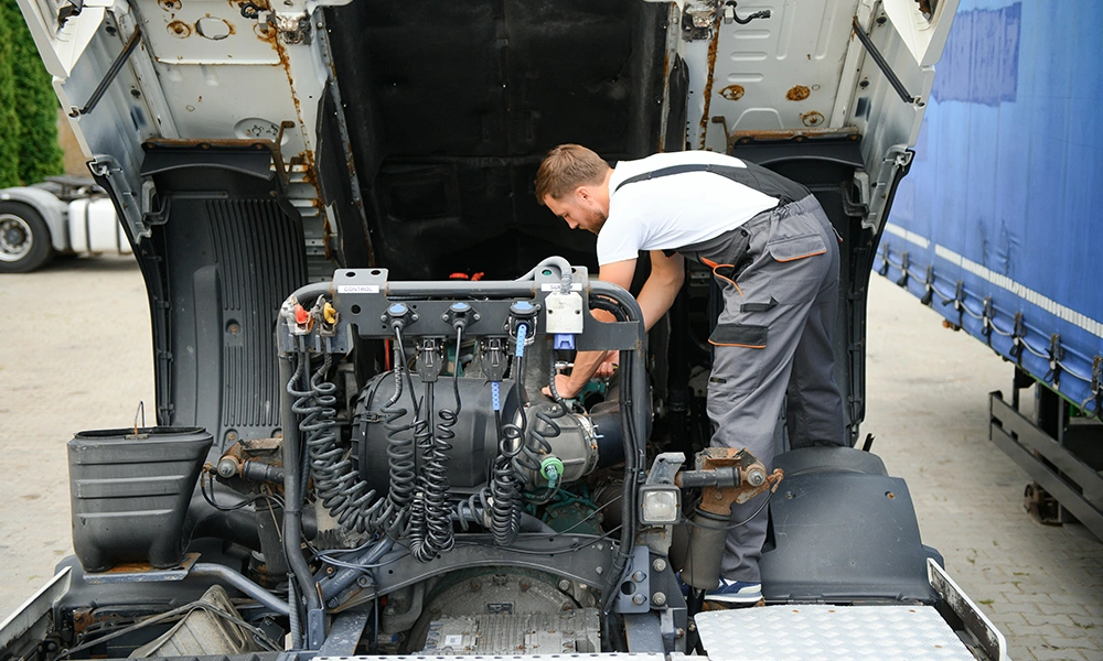 Choosing the Right Commercial Vehicle Maintenance Program: CS Repair